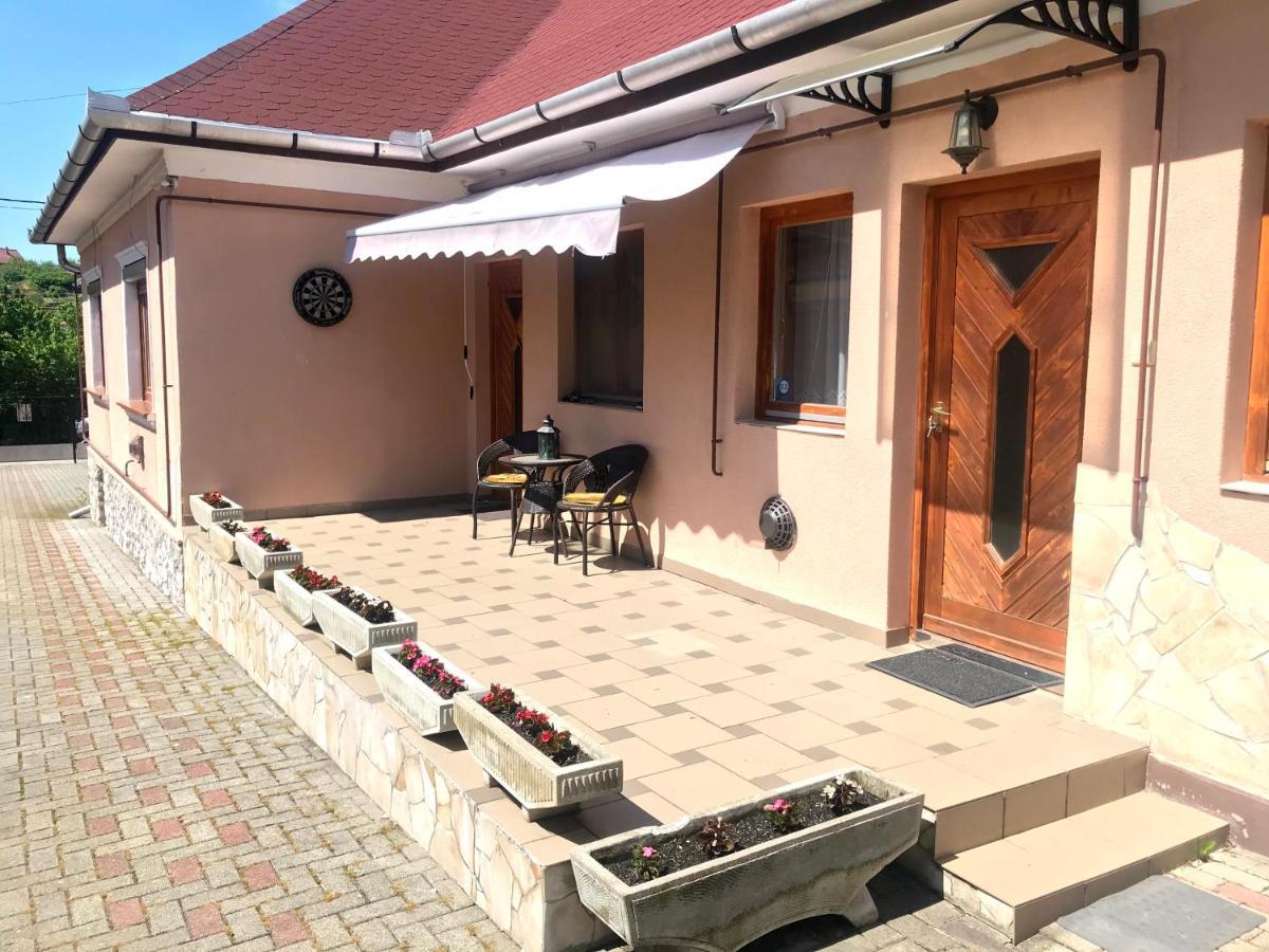 Hotel Postakocsi Vendeghaz Kisgyor Exteriér fotografie